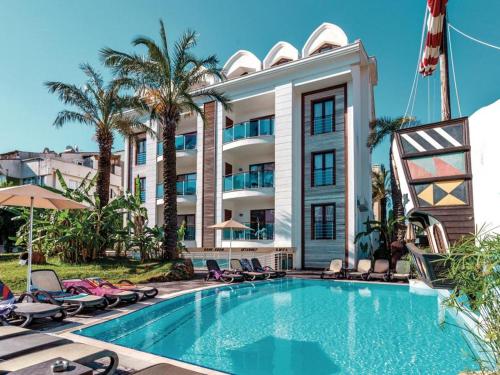 un hotel con piscina frente a un edificio en Club Anastasia - Family Hotel, en Marmaris