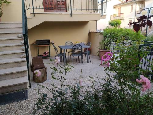 a patio with a table and chairs and a balcony at Casa Paola in Cetona