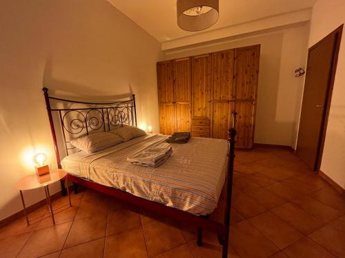 a bedroom with a bed and a wooden door at Naudas House! in Pero