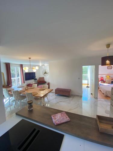 un salon avec une table et une salle à manger dans l'établissement Appart T3 tout équipé calme avec prairie et parking, à Toulon