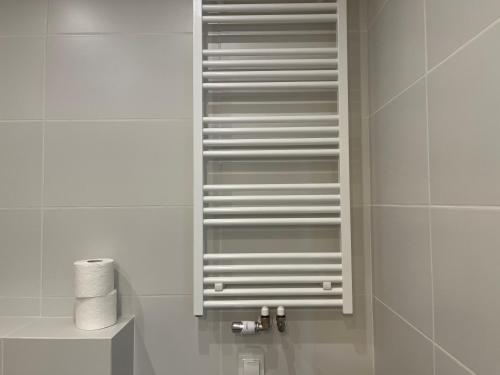 Koupelna v ubytování Dwupoziomowy apartament nr 24 z dużym balkonem i podziemnym parkingiem we Władysławowie