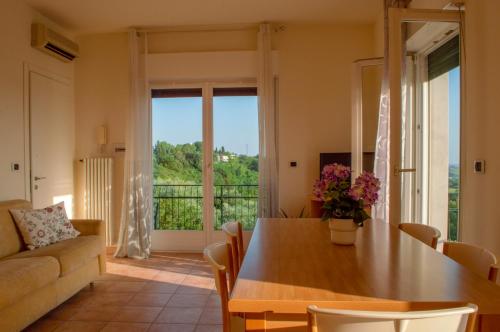 a living room with a table and a couch at Nice apartment lake view & free parking in Pastrengo