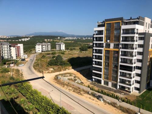 vista su una strada e su un edificio alto di شقة في بورصة التركية 