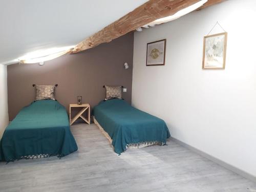 Zimmer mit 2 Betten in einem Zimmer in der Unterkunft Gîte le Récantou maison au cœur du village in Duillac