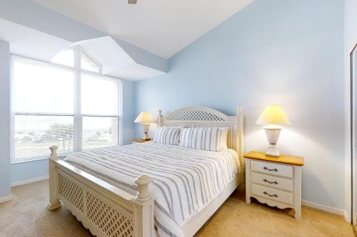 1 dormitorio con cama blanca y ventana en 212 Sailmaker, en Fernandina Beach