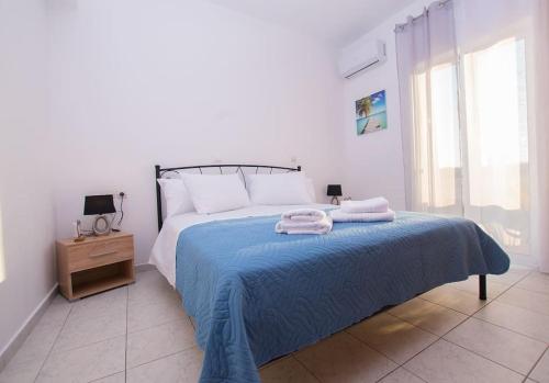 1 dormitorio con 1 cama con 2 toallas en Kardiakos Stay, en Galatás