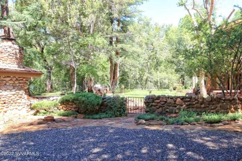 Um jardim em Doodlebug Ranch, Historic Sedona Homestead