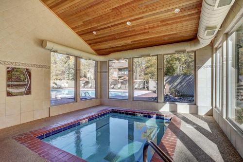 una piscina in una casa con soffitto in legno di 1168 Flying Dutchman condo a Keystone