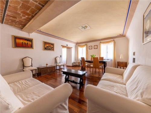 - un salon doté d'un mobilier blanc et d'une table dans l'établissement Royal Domus Perugia - via Mazzini, à Pérouse