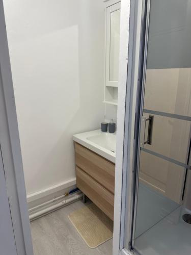 Photo de la galerie de l'établissement Appt rénové ds residence 4pers parking -Zenith, à Saint-Étienne-du-Rouvray