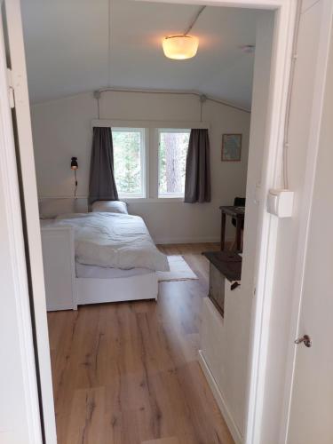 um quarto com uma cama e uma janela em Linsell stuga em Linsell