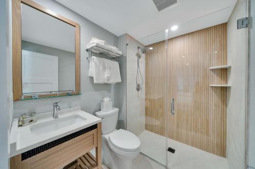 W łazience znajduje się toaleta, umywalka i prysznic. w obiekcie Mahalo Cape May w mieście Cape May