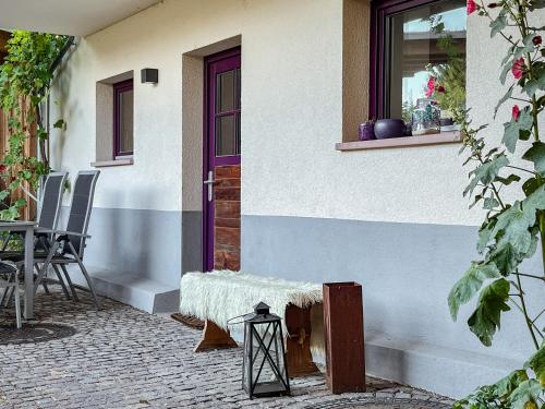 una puerta de una casa con mesa y sillas en Storchenhof Teningen, en Teningen