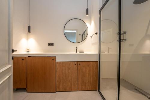een badkamer met een wastafel en een spiegel bij Gizz Suites City in Fethiye