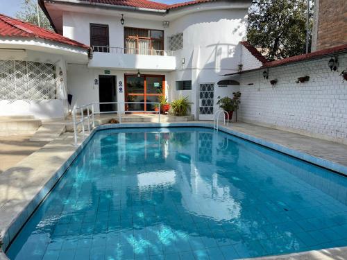 - une piscine dans l'arrière-cour d'une maison dans l'établissement Hotel el sol de los incas, à Los Baños del Inca