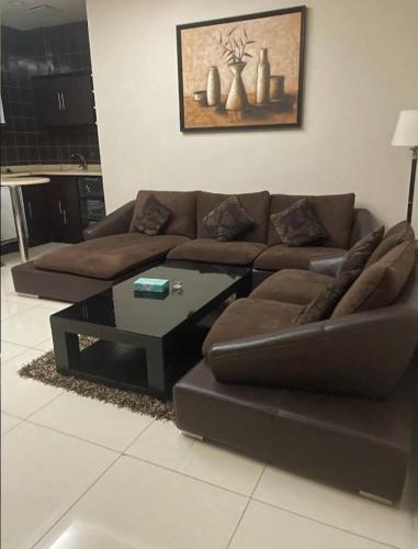 ein Wohnzimmer mit einem Sofa und einem Couchtisch in der Unterkunft Quiet Rooms 8 in Riad