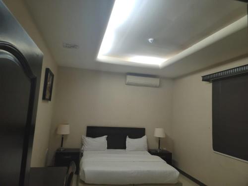 1 dormitorio con 1 cama y TV en Quiet Rooms 8, en Riad