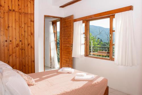 En eller flere senge i et værelse på Anastasia Country Home