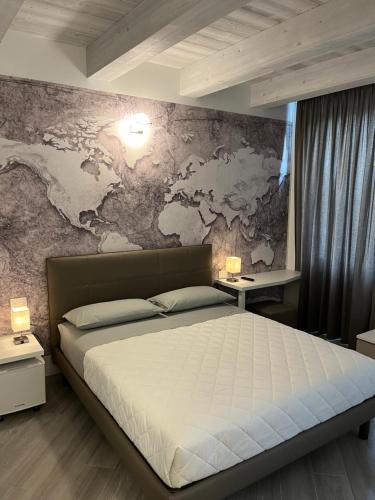 um quarto com um mapa do mundo na parede em B&B LA ROSA DEI VENTI em Civitanova Marche