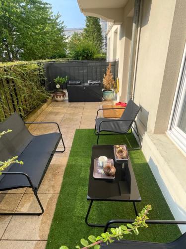 d'une terrasse avec 2 chaises et une table avec de la nourriture. dans l'établissement Studio Terrasse Disney Paris, à Serris