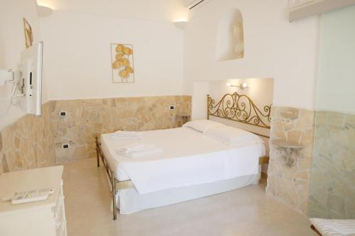 ヴィエステにあるTenuta Valle Della Corteのベッドルーム1室(白い大型ベッド1台付)