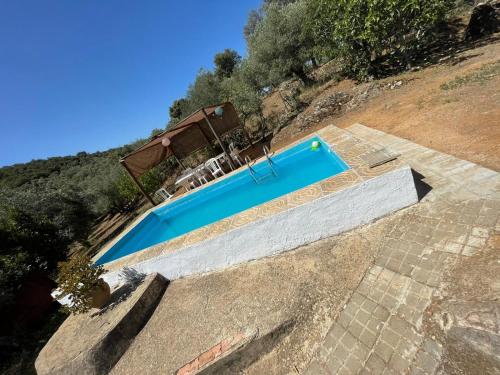 Bazén v ubytovaní Villa María, casa rural en Cazalla de la Sierra. alebo v jeho blízkosti