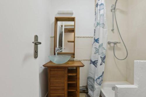 Ένα μπάνιο στο Studio aménagé avec terrasse
