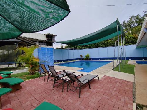 eine Terrasse mit Stühlen und einem Pool in der Unterkunft Apartamento de una habitación in San Isidro