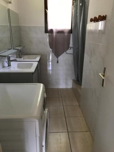 La petite salle de bains est pourvue d'un lavabo et de toilettes. dans l'établissement Gîtes à la campagne, 