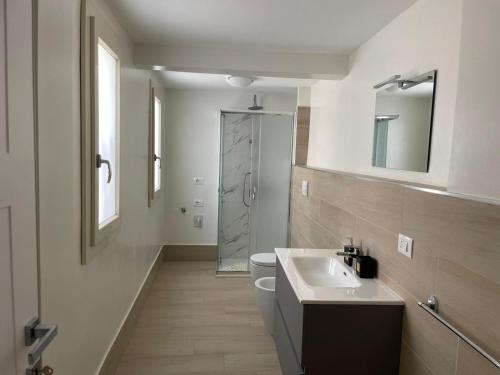 y baño con lavabo, aseo y espejo. en Guest House Civico 513 Casa Vacanze Reggio Calabria, en Reggio Calabria
