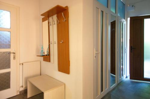 een kamer met een bank aan een muur en een raam bij Barok Apartments in Braşov