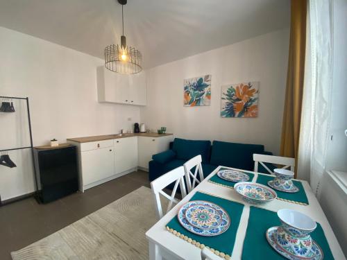 cocina y comedor con mesa y sillas en TONI HOUSE 507 Apartment Sveti Vlas Marina, en Sveti Vlas