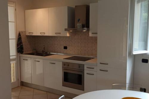 Dapur atau dapur kecil di Villa con porticato sul prato