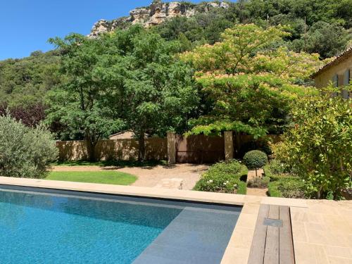 - une piscine dans une cour avec une clôture et des arbres dans l'établissement Clos des Mages, à Le Beaucet