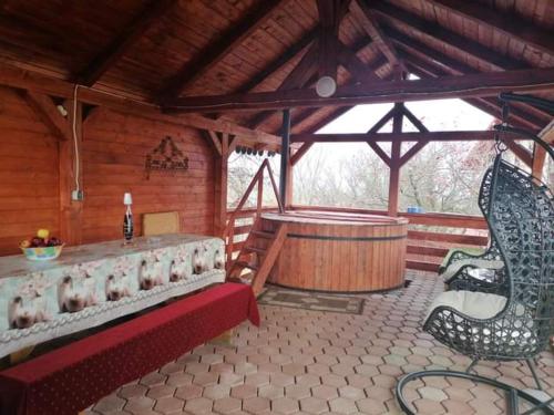 ein Zimmer mit einem großen Zimmer mit einer Badewanne mit Schafen in der Unterkunft Casa Ispas in Râșca