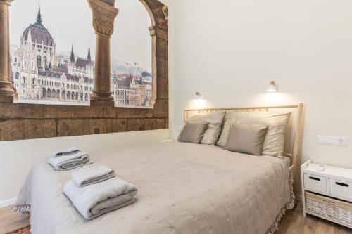 sypialnia z łóżkiem z ręcznikami w obiekcie Comfort Zone Apartment w Budapeszcie