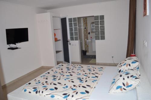 a bedroom with a bed with a floral bedspread at Villa Assinie Bord de Lagune in Assinie