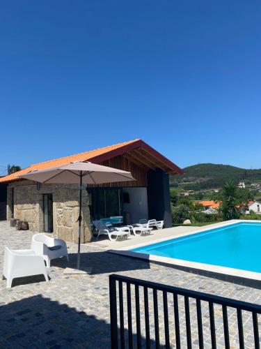 Bazén v ubytování CASA DAS QUINTÃES nebo v jeho okolí