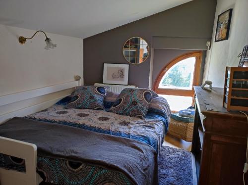 - une chambre avec un lit, une table et une fenêtre dans l'établissement Maison de campagne vue panoramique, à Rozier-en-Donzy