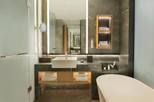 西安的住宿－西安德尔塔酒店，一间带水槽和镜子的浴室