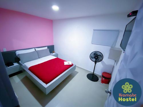 Postel nebo postele na pokoji v ubytování Kromatic Hostel