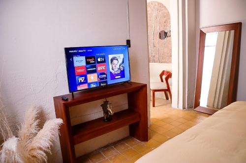 un televisor sentado en un stand en una habitación en Real Santuario, en Guadalajara