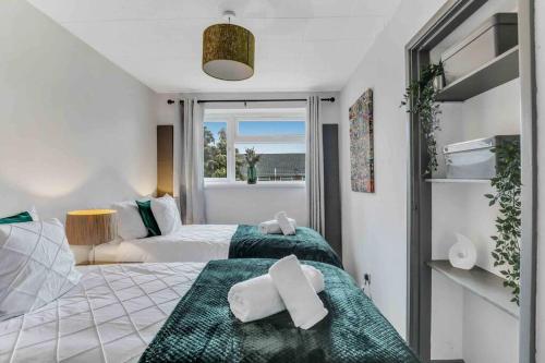 伯明罕的住宿－Stylish 3 Bed House Close to NEC，一间带两张床的卧室,享有海景