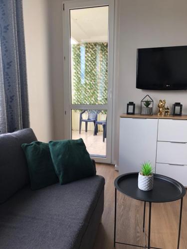 a living room with a couch and a table at Apartament w centrum Gdyni in Gdynia