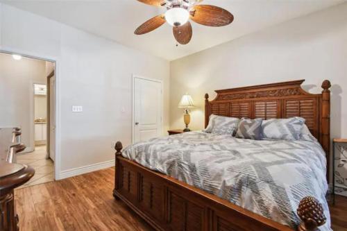 1 dormitorio con cama de madera y ventilador de techo en Bayview en Clearwater