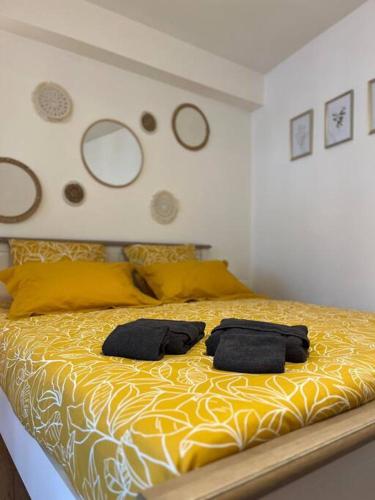 - une chambre avec un lit jaune et 2 serviettes dans l'établissement Appartement neuf entièrement équipé proche centre, à Amiens