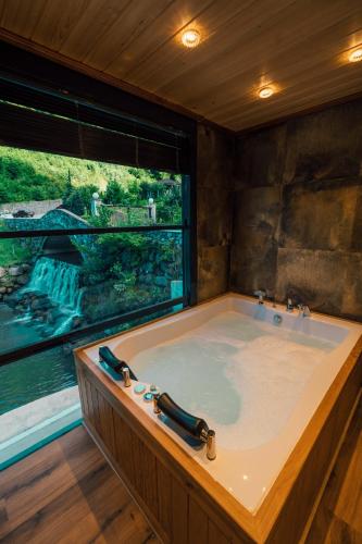 uma grande banheira num quarto com uma janela em timya sapanca em Sapanca