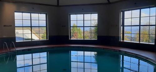 una piscina con ventanas en un edificio en Hotel y Cabañas Lago Ranco - Caja los Andes, en Futrono