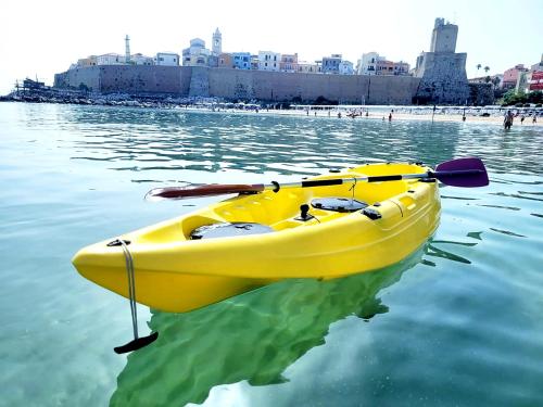 a yellow kayak on the water near a beach at Dimora Brezza di Mare in Termoli