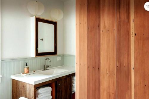 y baño con lavabo y espejo. en VACATION Mod Cottage Idyllic Setting Every Amenity, en Rosendale